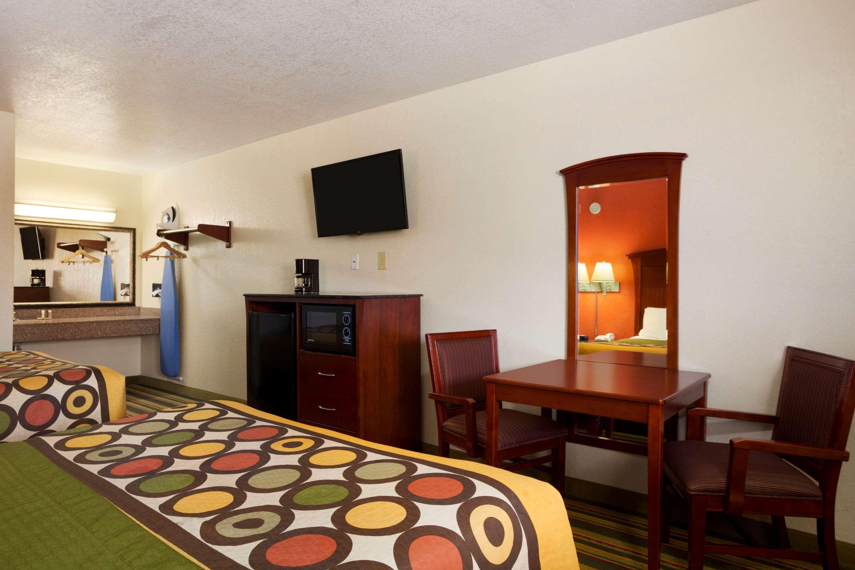 Motel Super 8 By Wyndham Pleasanton Extérieur photo