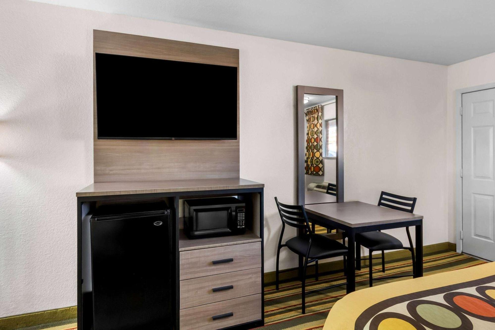 Motel Super 8 By Wyndham Pleasanton Extérieur photo