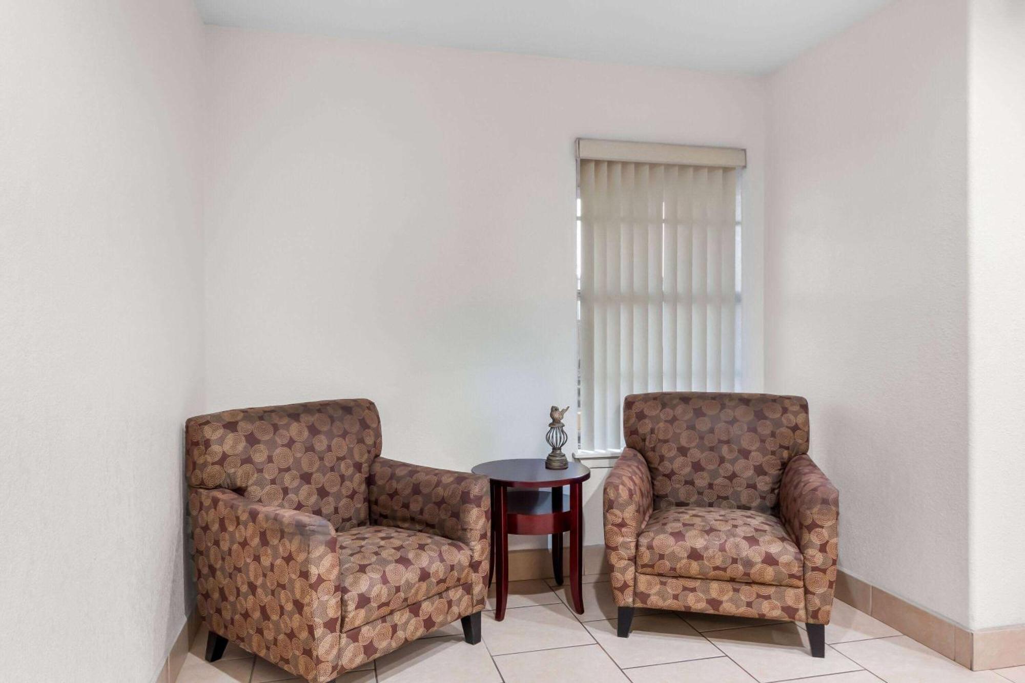 Motel Super 8 By Wyndham Pleasanton Extérieur photo