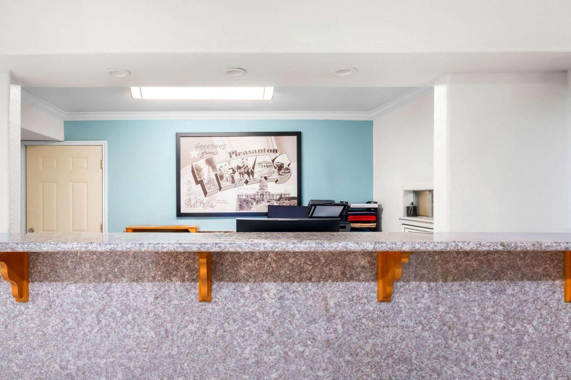 Motel Super 8 By Wyndham Pleasanton Extérieur photo