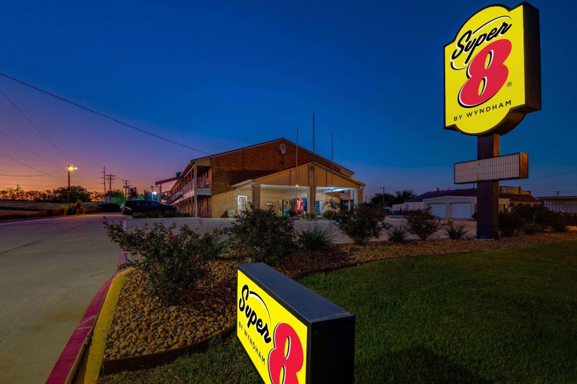 Motel Super 8 By Wyndham Pleasanton Extérieur photo