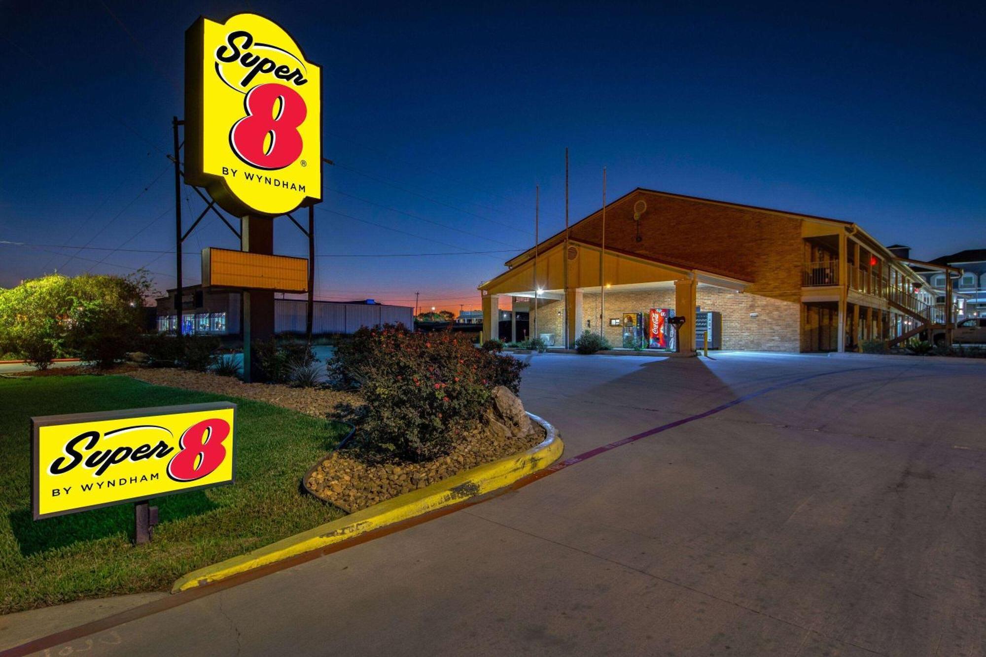 Motel Super 8 By Wyndham Pleasanton Extérieur photo