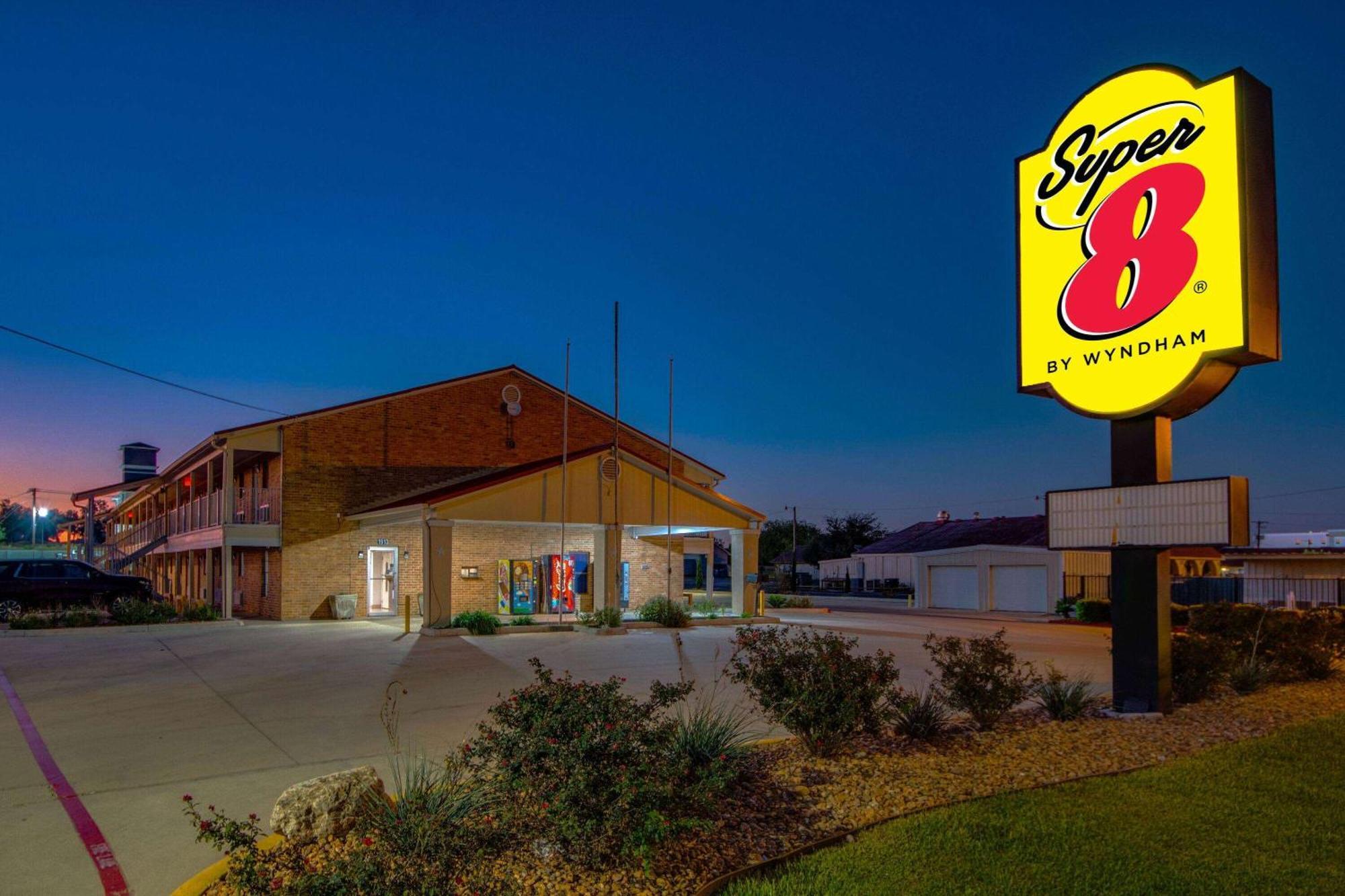 Motel Super 8 By Wyndham Pleasanton Extérieur photo