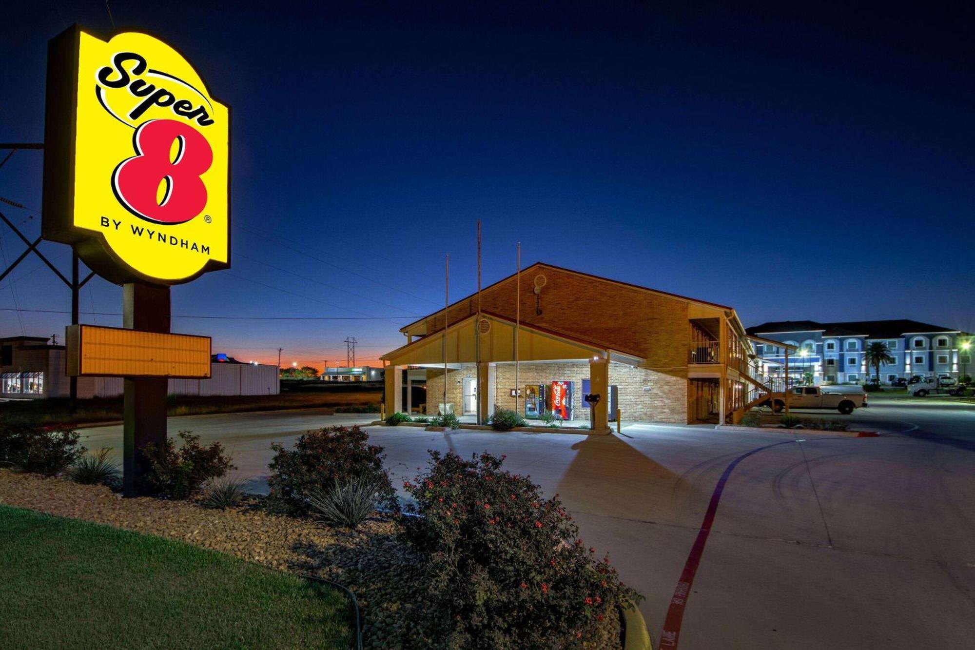 Motel Super 8 By Wyndham Pleasanton Extérieur photo