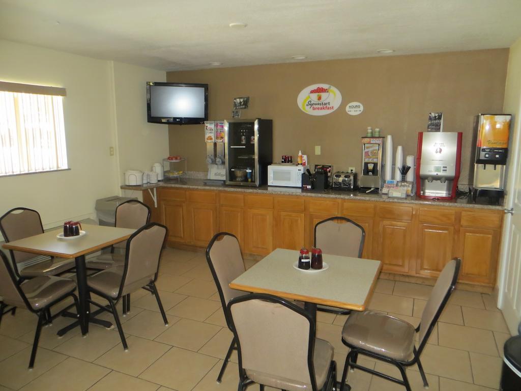 Motel Super 8 By Wyndham Pleasanton Extérieur photo
