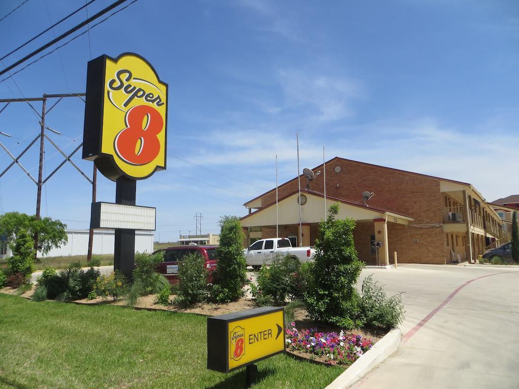 Motel Super 8 By Wyndham Pleasanton Extérieur photo